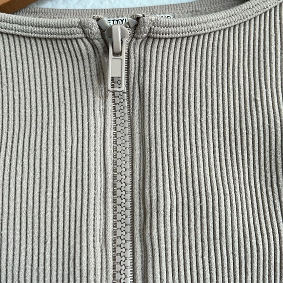 PrettyLittleThing Taupe Long Sleeve Zip Up Top - Picture 7 of 8